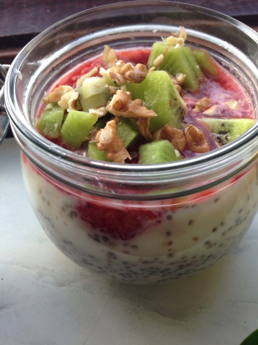 Favo frukost: Chiapudding med yoghurt, kiwi, jordgubbar och valnötter